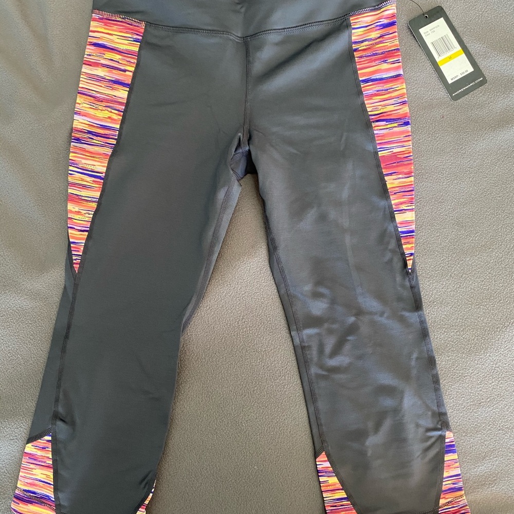 NWT athletic leggings capri length.